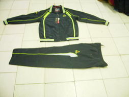 福州榮登貿(mào)易 以公雞運(yùn)動(dòng)套裝為核心的全品類(lèi)服飾零售批發(fā)服務(wù)商